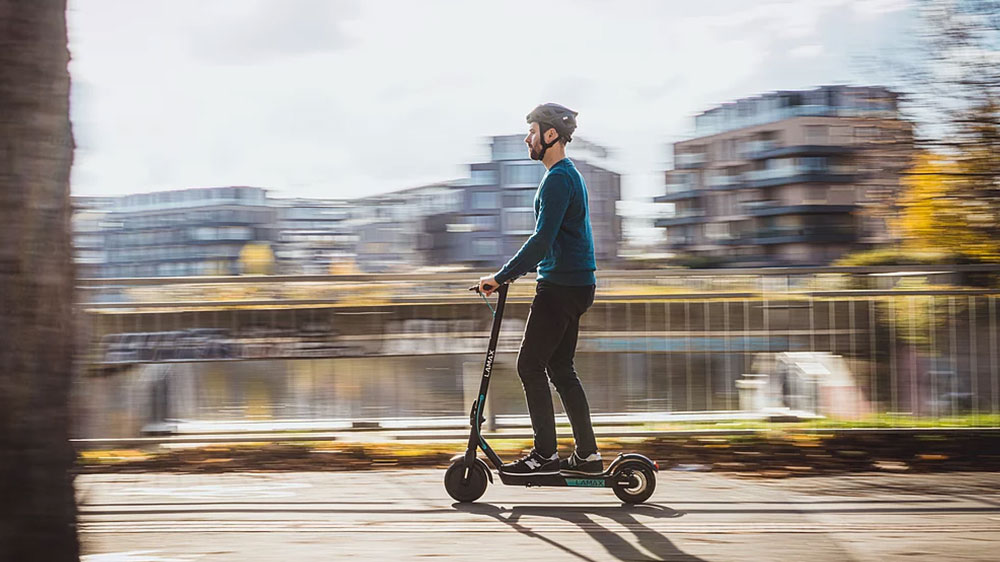 Muž jede na elektrické koloběžce LAMAX E-scooter S7500 Plus_02