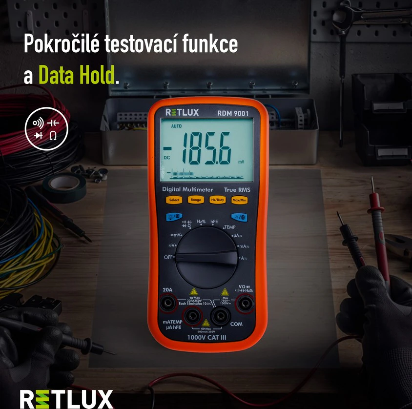Zapnutý multimetr Retlux s popisem.