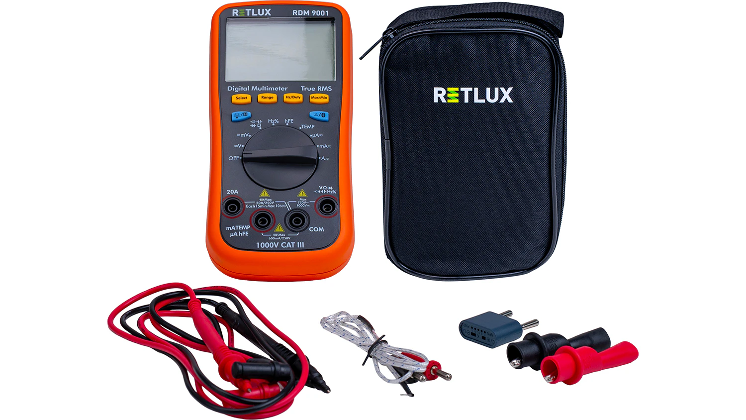Multimetr RETLUX RDM 9001 s příslušenstvím a pouzdrem na bílém pozadí.