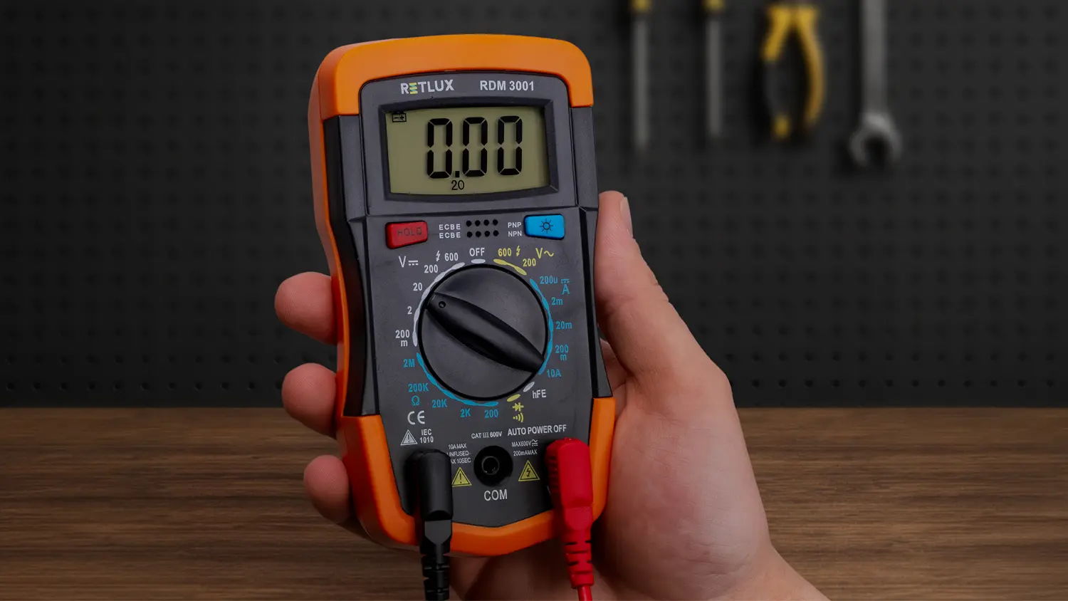 Zapnut&yacute; multimetr RETLUX RDM 3001 v ruce.