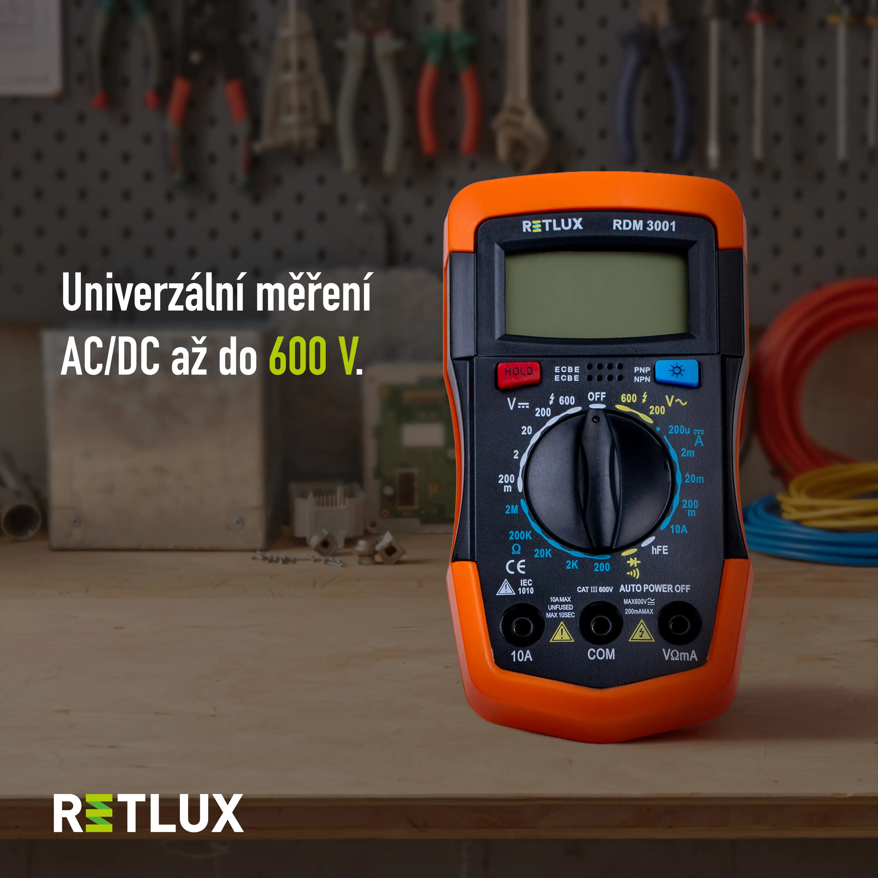Multimetr RETLUX RDM 3001 stoj&iacute; na d&iacute;lensk&eacute;m stole s popisem.