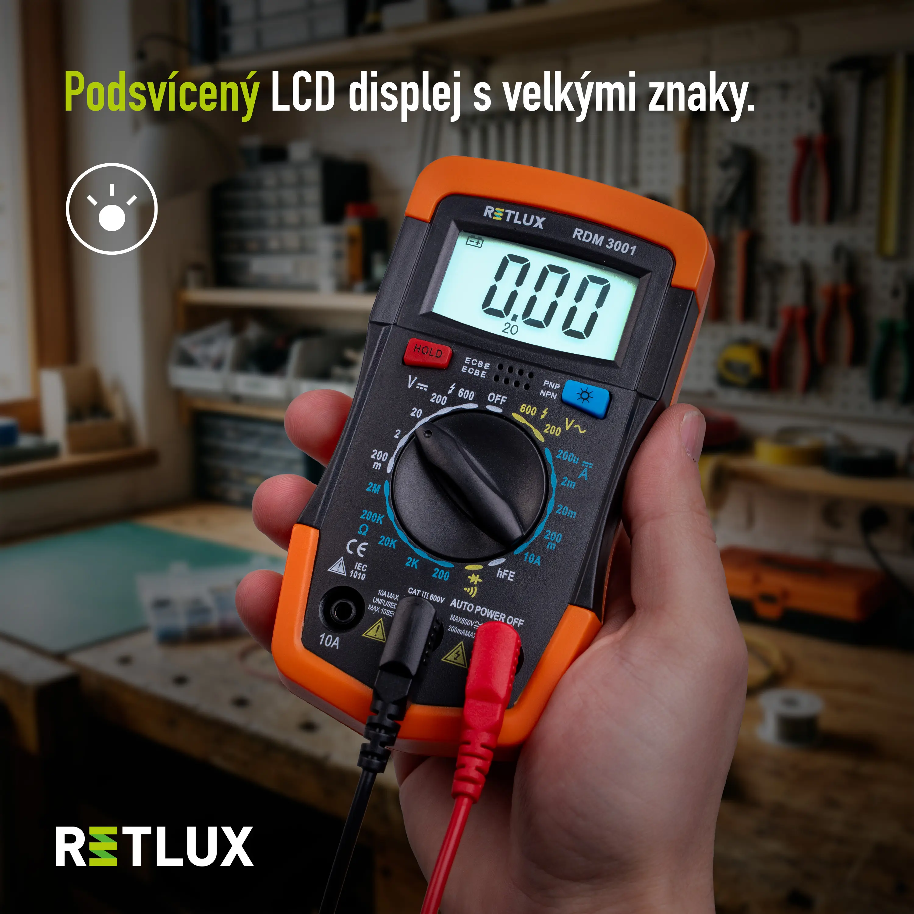 Zapnut&yacute; multimetr RETLUX RDM 3001 v d&iacute;lně.