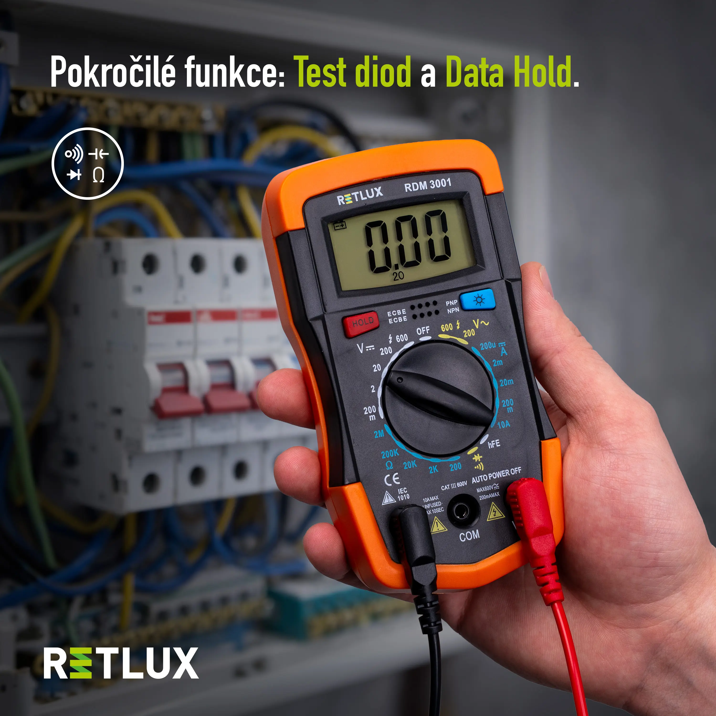 Multimetr RETLUX RDM 3001 při měřen&iacute; v rozvodně s popisem.