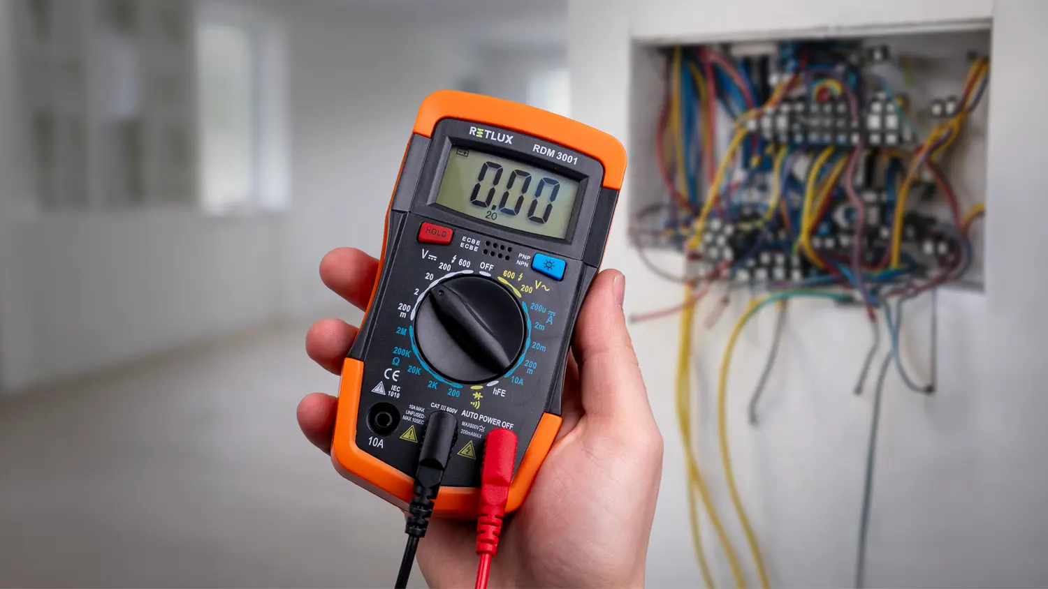 Multimetr RETLUX RDM 3001 při měřen&iacute; v rozvodně.