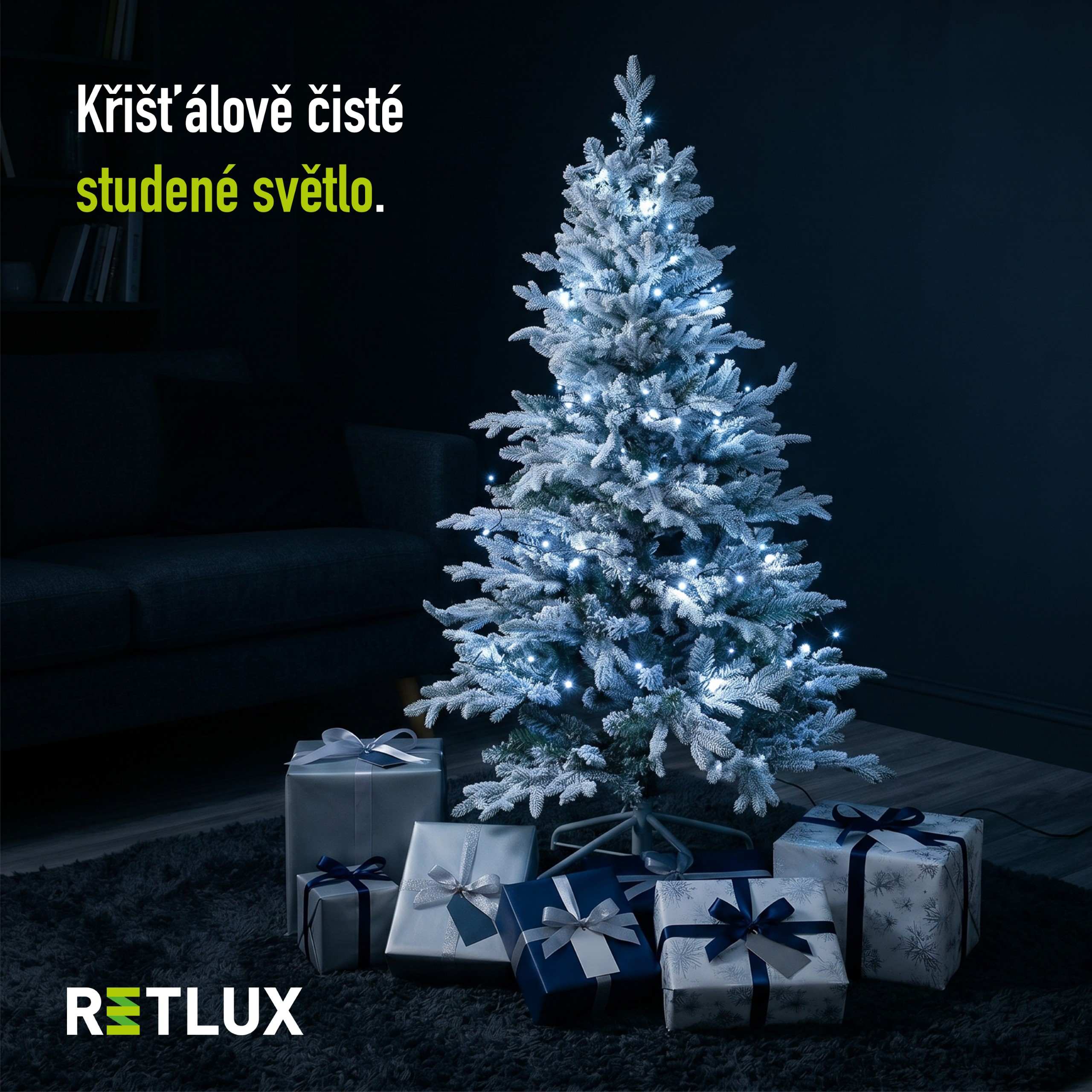Vánoční stromek ozdobený vánočním řetězem RETLUX RXL 201