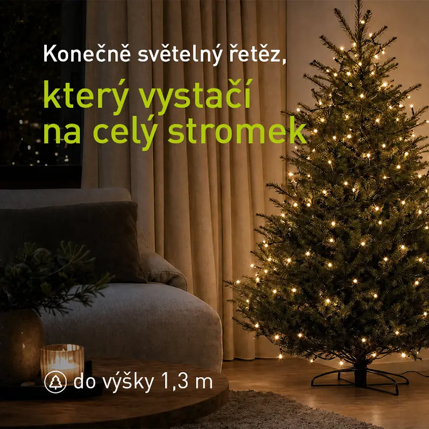 Světelný řetěz RETLUX na vánočním stromečku v obývacím pokoji
