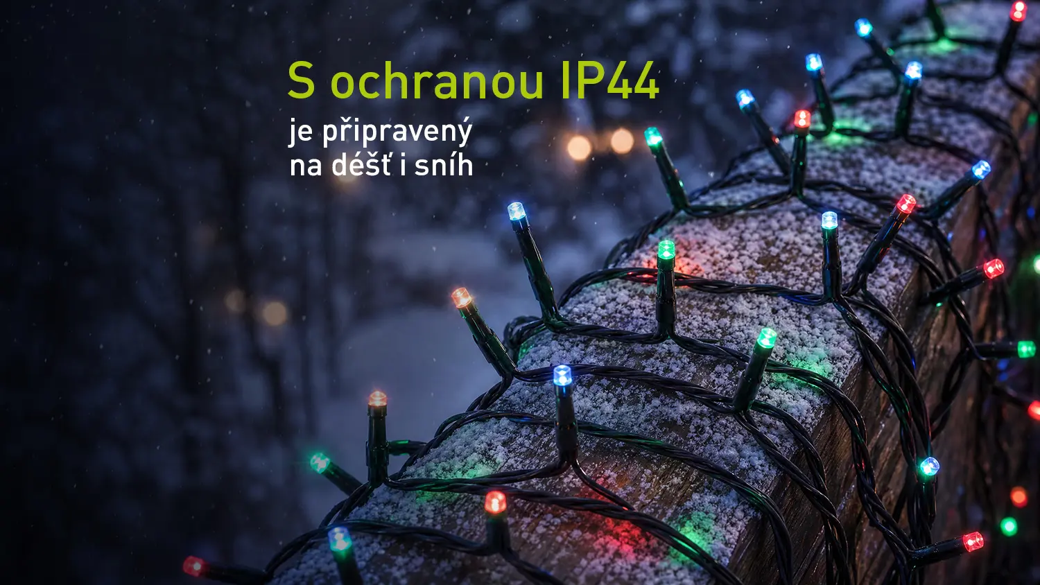Přiblížený pohled na voděodolný vánoční řetěz na zábradlí