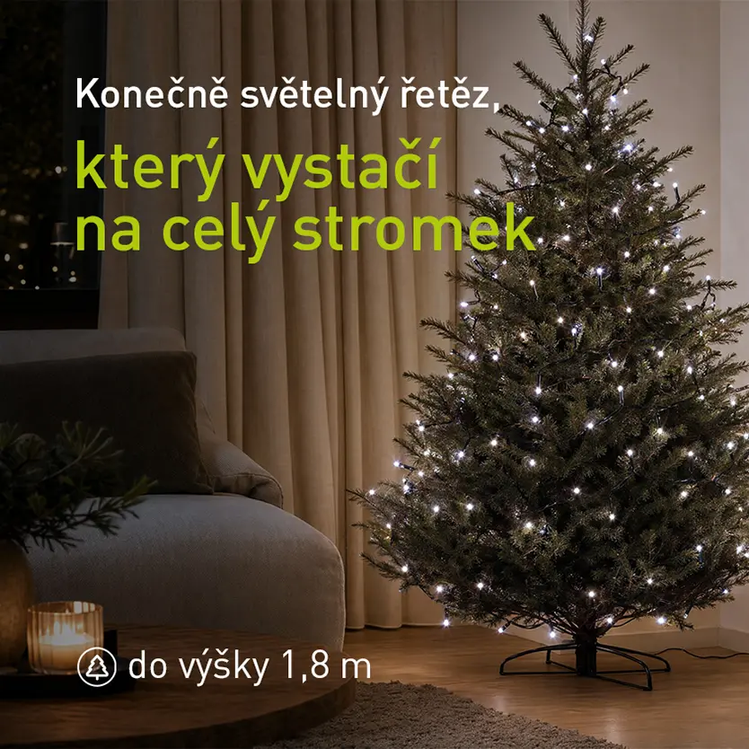 Světelný řetěz RETLUX na vánočním stromečku v obývacím pokoji