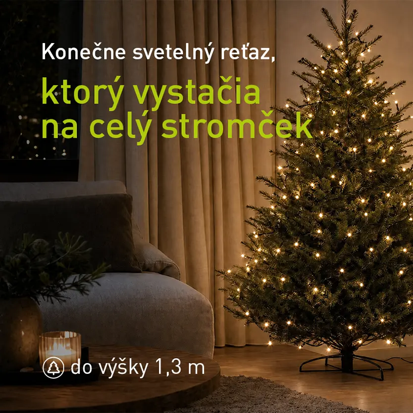 Svetelná reťaz RETLUX na vianočnom stromčeku v obývačke