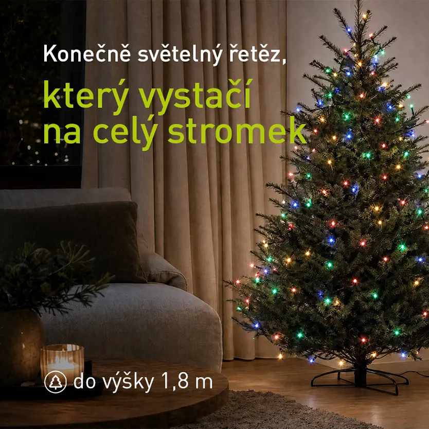 Světelný řetěz RETLUX na vánočním stromečku v obývacím pokoji