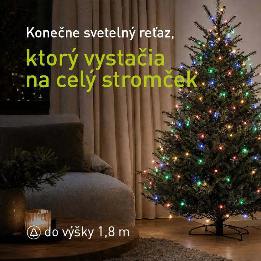 Svetelná reťaz RETLUX na vianočnom stromčeku v obývacej izbe