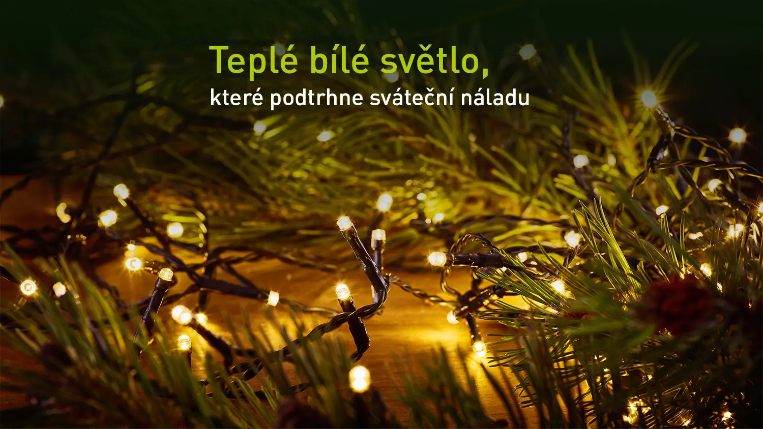 Detailní pohled na teplé bílé LED diody vánočního řetězu RETLUX RXL 214