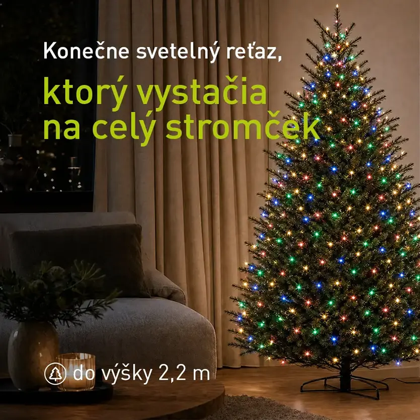 Sveteln&aacute; reťaz RETLUX na vianočnom stromčeku v ob&yacute;vacej izbe