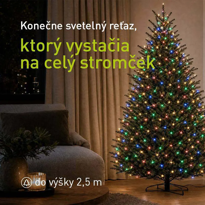 Svetelná reťaz RETLUX na vianočnom stromčeku v obývacej izbe