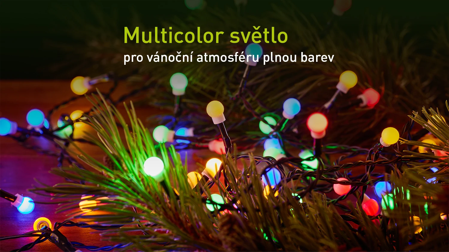 Detailní pohled na barevné LED diody ve tvaru kuliček vánočního řetězu RETLUX RXL 224