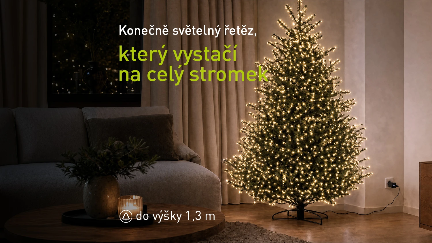 V&aacute;nočn&iacute; stromek ozdoben&yacute; světeln&yacute;m řetězem v tepl&eacute; b&iacute;l&eacute; barvě