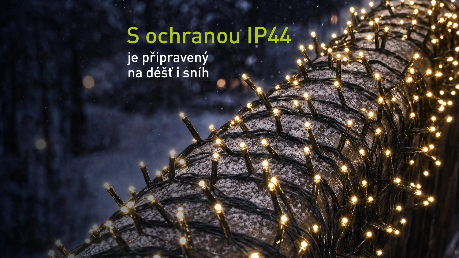 Voděodoln&yacute; světeln&yacute; řetěz omotan&yacute; na z&aacute;bradl&iacute; terasy