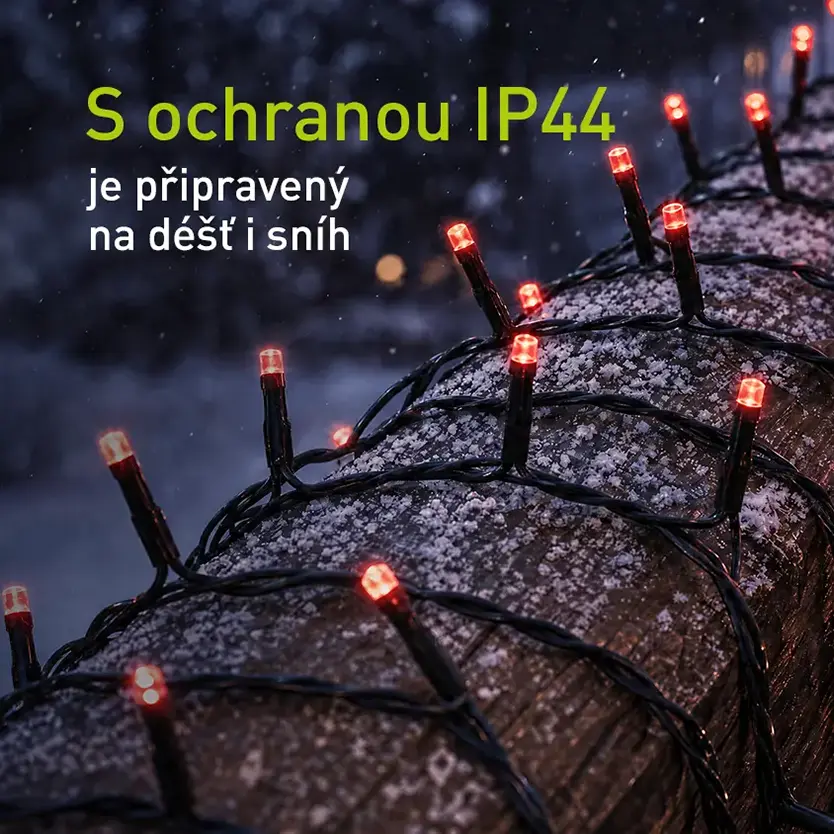 Vánoční řetěz RETLUX omotaný na zábradlí balkonu