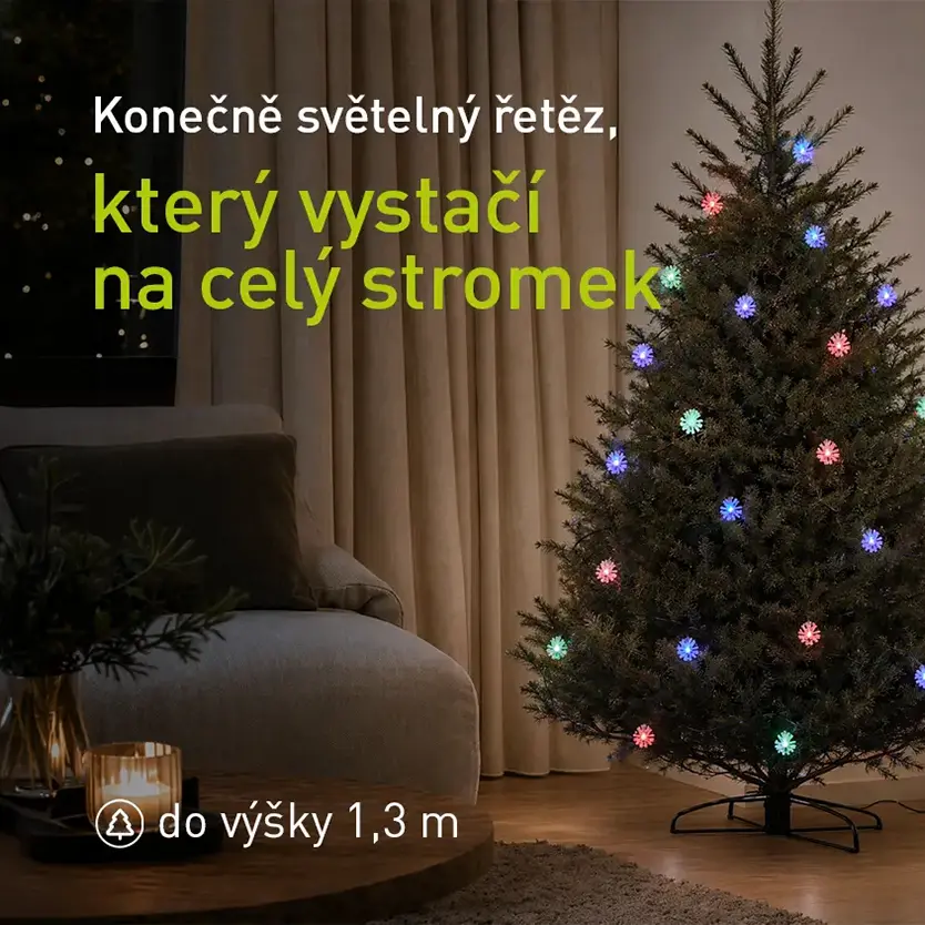 Světelný řetěz RETLUX na vánočním stromečku v obývacím pokoji