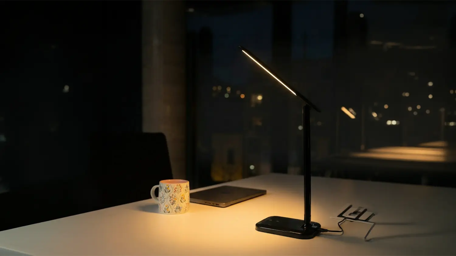 Černá stolní LED lampa RETLUX RTL 200 na pracovním stole.