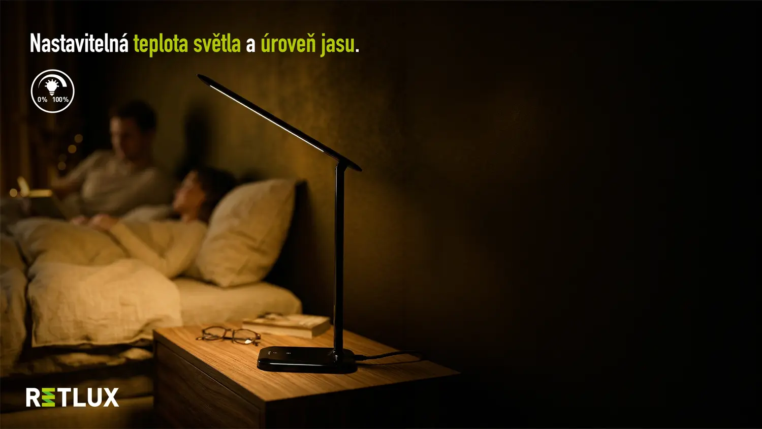 Černá stolní LED lampa RETLUX RTL 200 na nočním stolku s popisem.