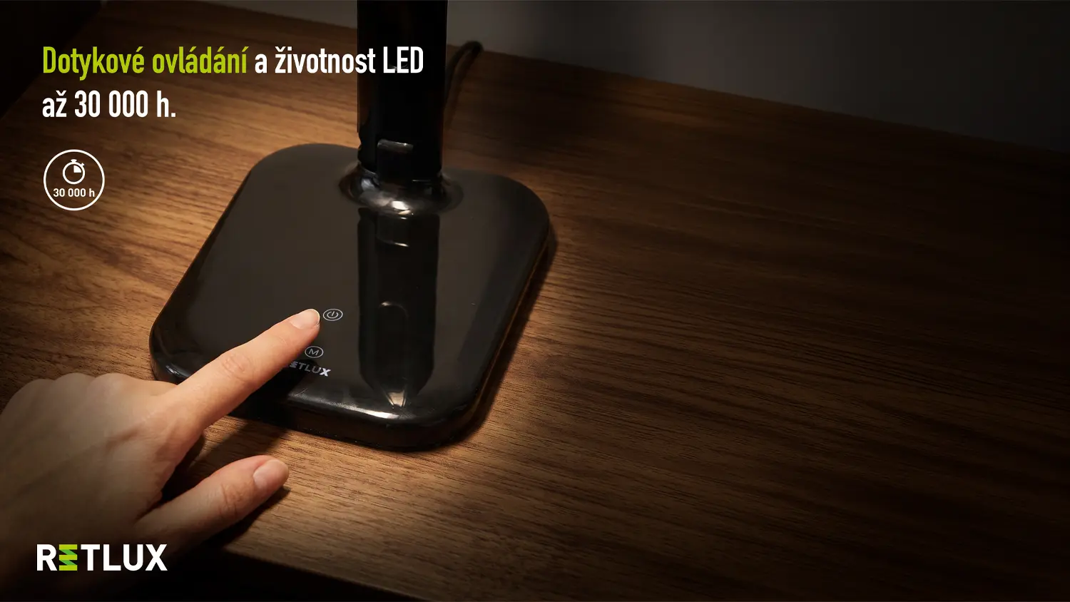 Detail na dotykové ovládání stolní lampy Retlux s popisem.