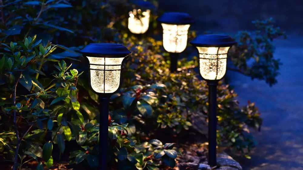 Zahradní LED svítidlo Retlux RGL 104 zapíchnuté na zahradě_02