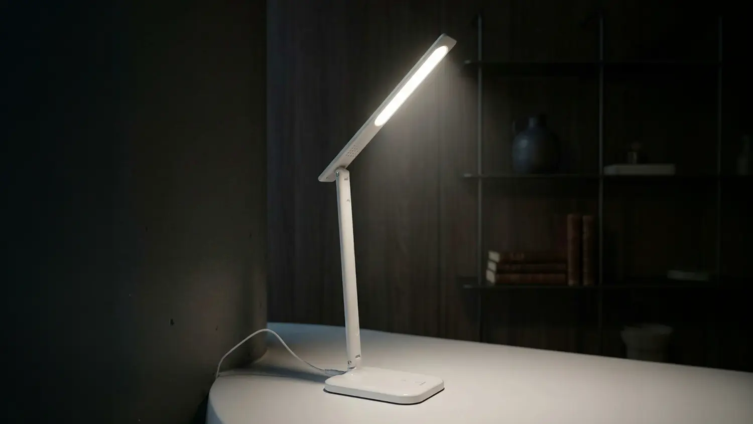 B&iacute;l&aacute; stoln&iacute; LED lampa RETLUX RTL 201 na pracovn&iacute;m stole.