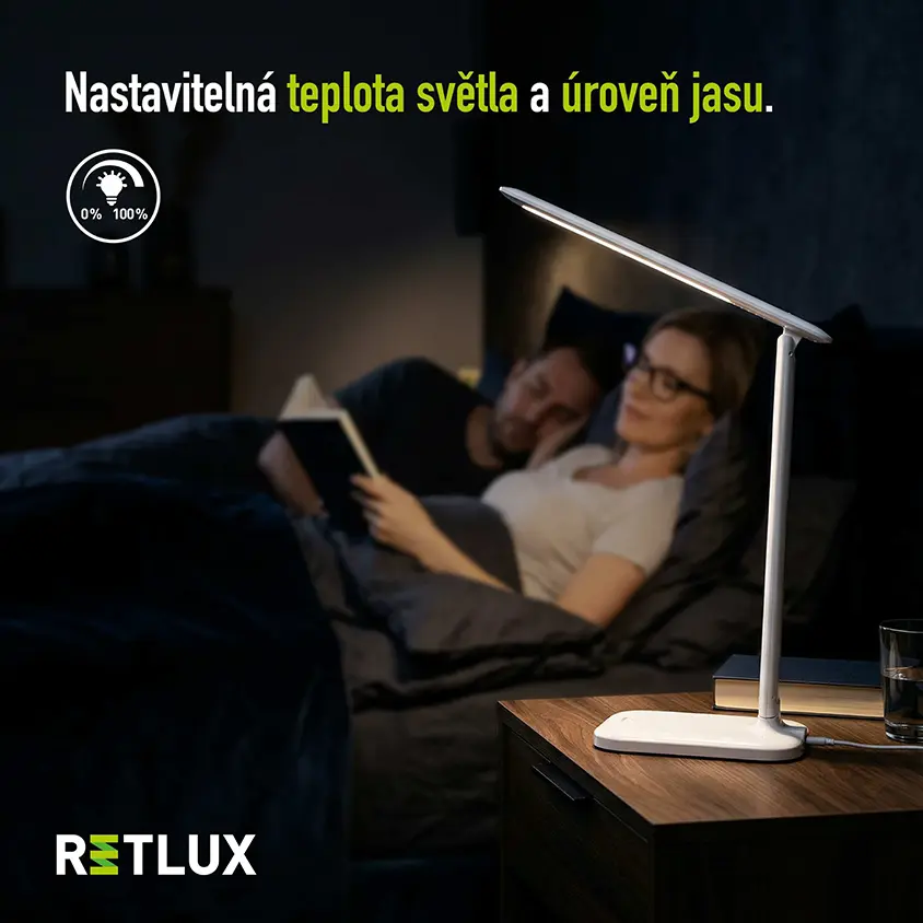 B&iacute;l&aacute; stoln&iacute; LED lampa RETLUX RTL 201 na nočn&iacute;m stolku s popisem.
