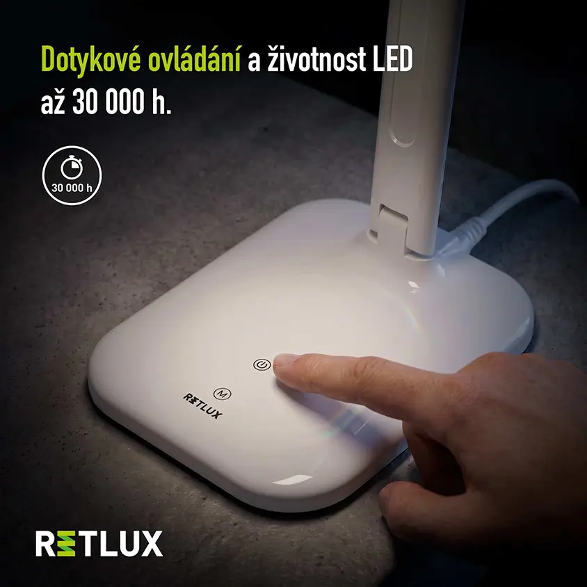 Detail na dotykov&eacute; ovl&aacute;d&aacute;n&iacute; b&iacute;l&eacute; stoln&iacute; lampy Retlux s popisem.