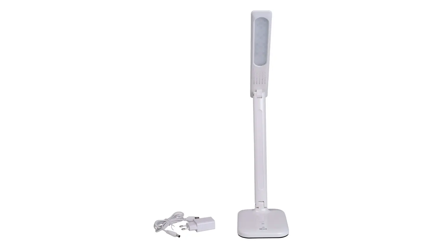 B&iacute;l&aacute; stoln&iacute; lampa Retlux s př&iacute;slu&scaron;enstv&iacute;m na b&iacute;l&eacute;m pozad&iacute;.
