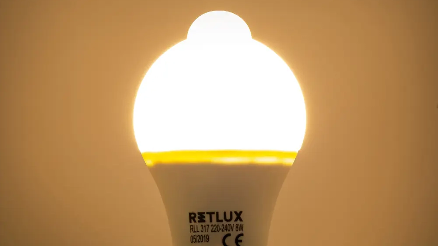 LED žiarovka RETLUX RLL 317 Motion Sensor Warm White svietiaca