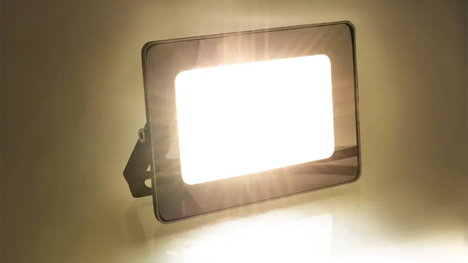 LED reflektor RETLUX RSL 243 nain&scaron;talovan&yacute; na vonkaj&scaron;ej stene budovy odol&aacute;vaj&uacute;ci dažďu a poveternostn&yacute;m podmienkam