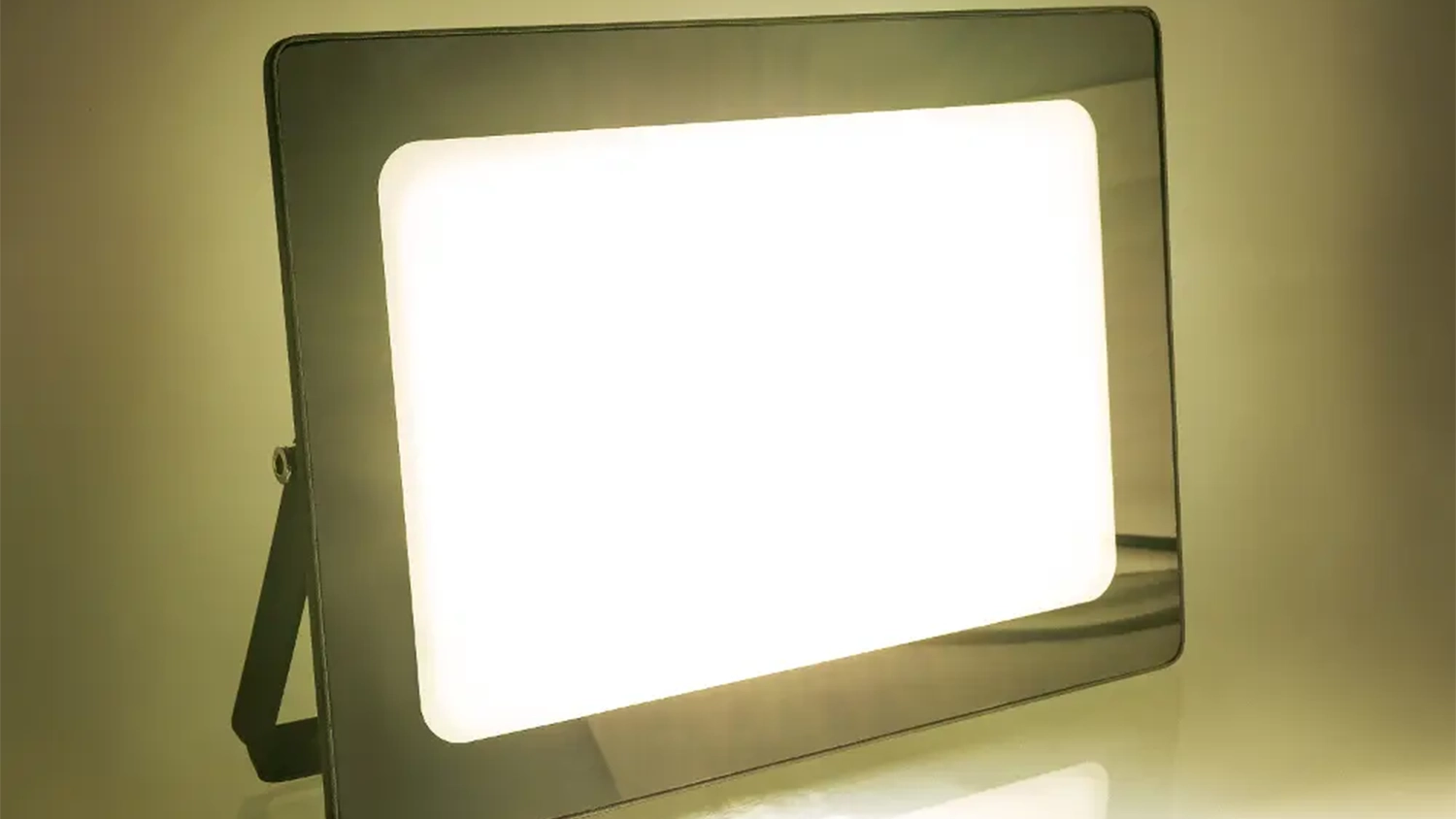 Reflektor LED RETLUX RSL 244 s detailom na robustn&uacute; hlin&iacute;kov&uacute; kon&scaron;trukciu a držiak umožňuj&uacute;ci v&scaron;estrann&uacute; mont&aacute;ž