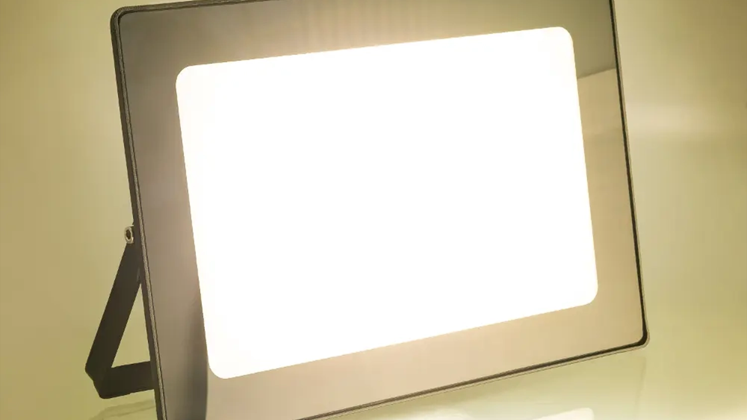 Reflektor LED RETLUX RSL 245 s detailom na robustn&uacute; hlin&iacute;kov&uacute; kon&scaron;trukciu a držiak umožňuj&uacute;ci v&scaron;estrann&uacute; mont&aacute;ž