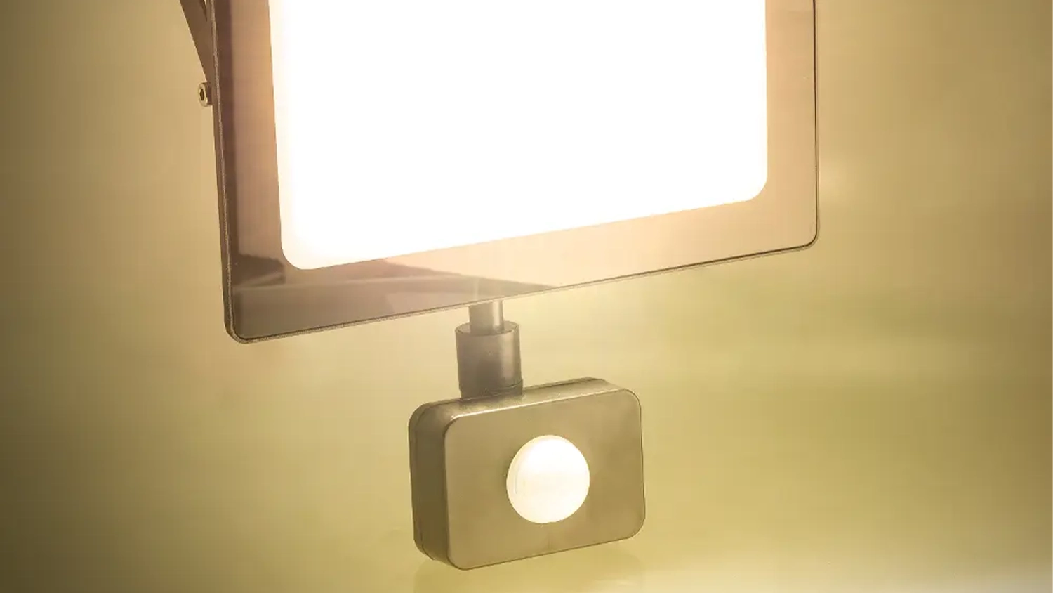 LED reflektor Retlux RSL 248 50W s PIR senzorom svietiaci