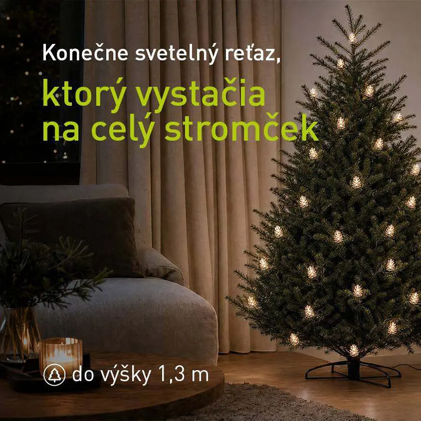 Sveteln&aacute; reťaz RETLUX na vianočnom stromčeku v ob&yacute;vačke