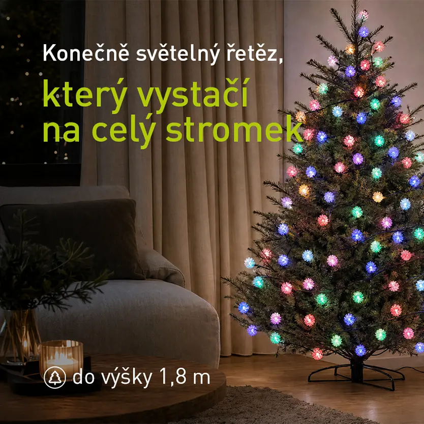Světelný řetěz RETLUX na vánočním stromečku v obývacím pokoji