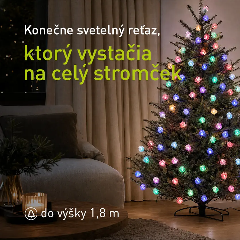 Svetelná reťaz RETLUX na vianočnom stromčeku v obývačke