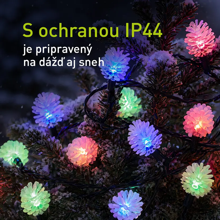 Priblížený pohľad na vodoodolnú vianočnú reťaz na stromčeku