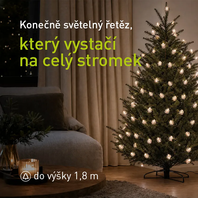 Světelný řetěz RETLUX na vánočním stromečku v obývacím pokoji