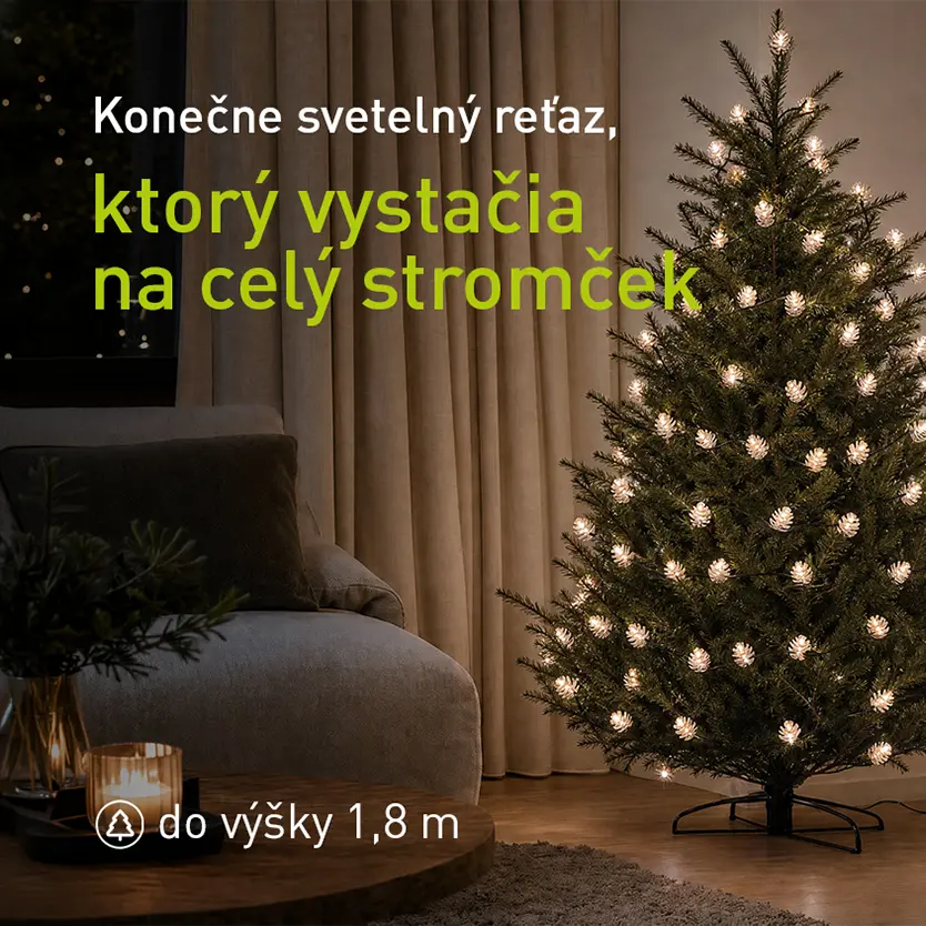 Sveteln&aacute; reťaz RETLUX na vianočnom stromčeku v ob&yacute;vačke