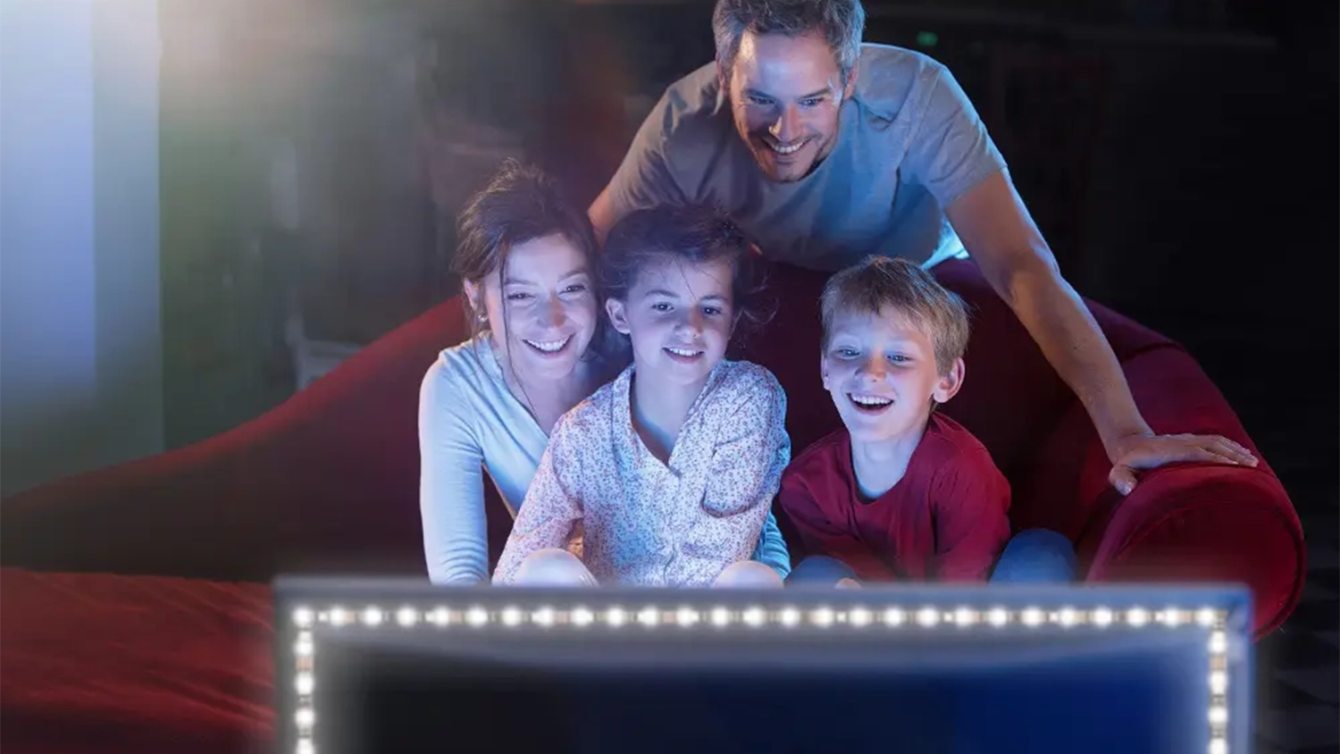 LED pásek RETLUX RLS 101 studená bílá instalovaný za televizorem s ukázkou praktického podsvícení