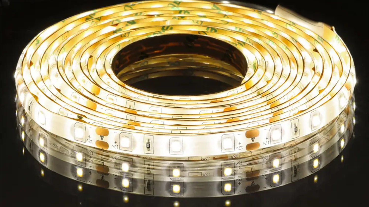 LED p&aacute;sek RETLUX RLS 103 3 m tepl&aacute; b&iacute;l&aacute; sv&iacute;t&iacute;c&iacute; na čern&eacute;m pozad&iacute;