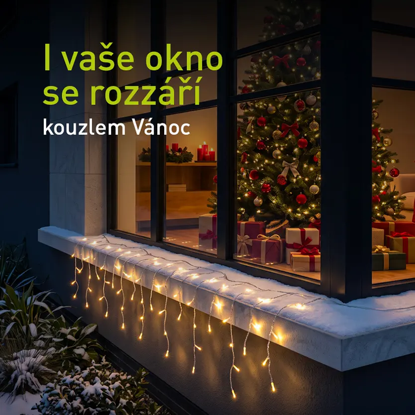 Vánoční závěs v teplé bílé barvě na okenní římse rodinného domu