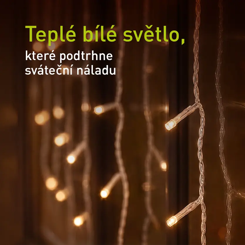 Detailní záběr na LED diody světelného závěsu v teplé bílé barvě