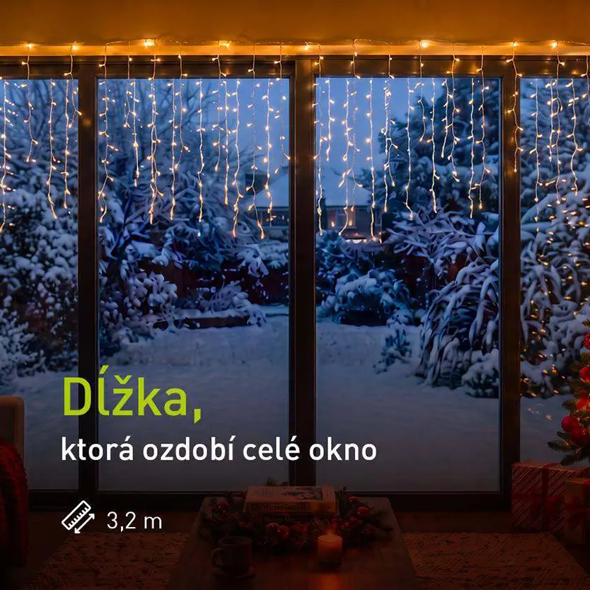 Sveteln&yacute; z&aacute;ves RETLUX s dĺžkou 3,2 m na okne v ob&yacute;vačke s vianočn&yacute;m stromčekom