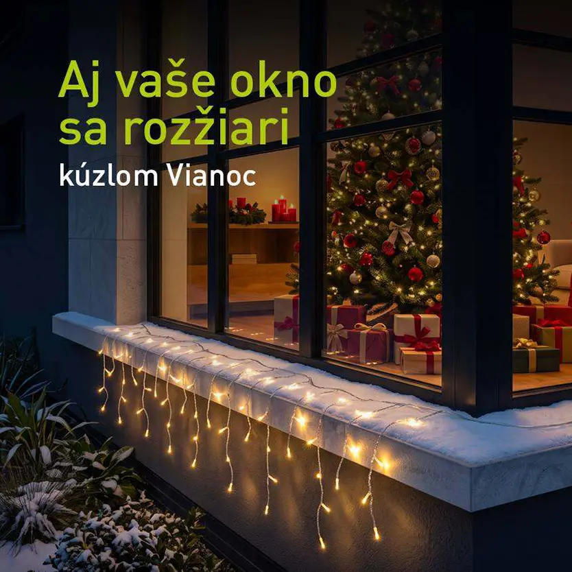 Vianočn&yacute; z&aacute;ves v teplej bielej farbe na okennej r&iacute;mse rodinn&eacute;ho domu
