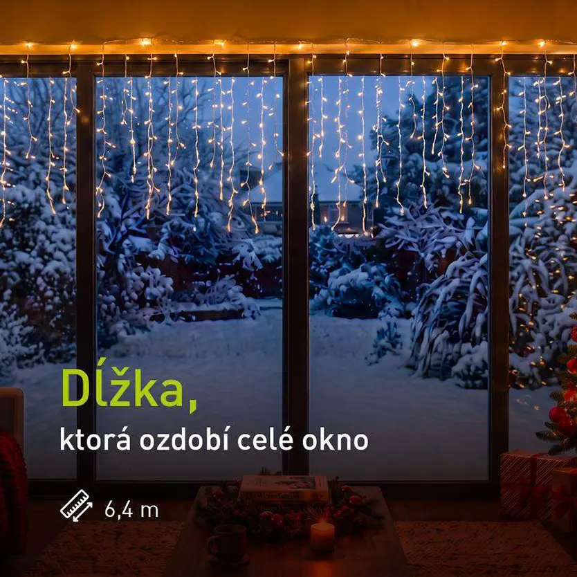 Sveteln&yacute; z&aacute;ves RETLUX s dĺžkou 6,4 m na okne v ob&yacute;vačke s vianočn&yacute;m stromčekom