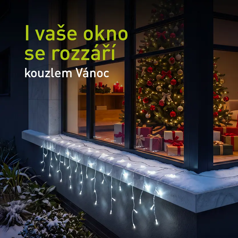 Vánoční závěs ve studené bílé barvě na okenní římse rodinného domu